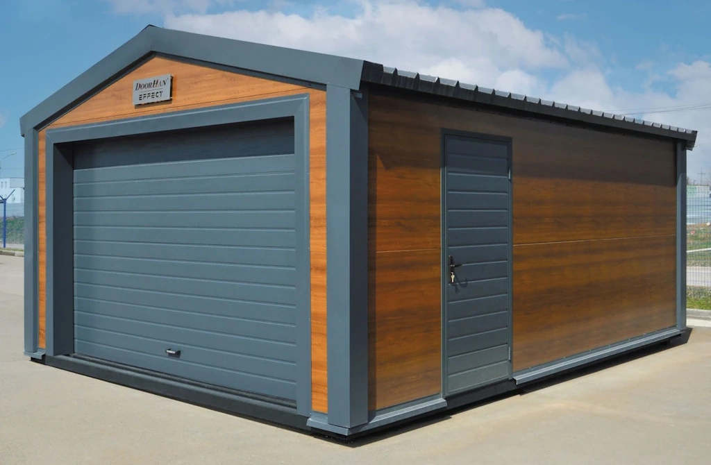 Стильное оформление с имитацией дерева в оттенке «золотой дуб»