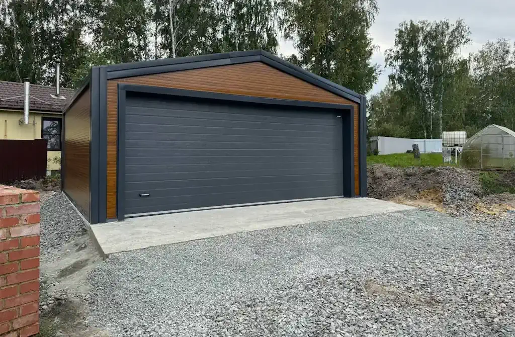 Просторное место для удобного хранения шин, оборудования и инвентаря