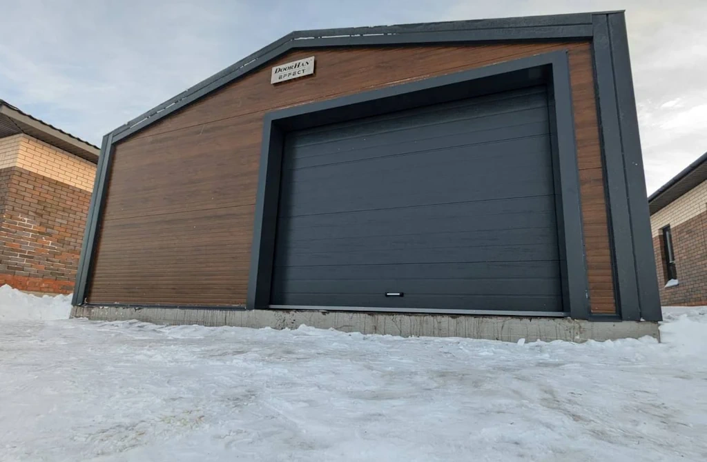 Теплые подъемные ворота в гараже